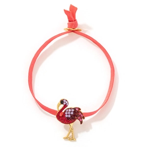 Detailaufnahme von korallenrosa Elastikband mit goldenem Flamingo-Anhänger und glänzenden Steinen