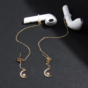 Chaîne anti-perte d'écouteurs en or avec boucles d'oreilles lune et étoile serties de zircon