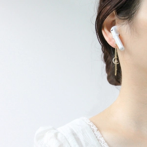 Détails de la boucle d'oreille anti-perte dorée avec breloques étoile et lune