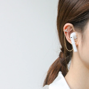 Détail du clip d'oreille papillon en zircon avec chaîne pour écouteurs sans fil