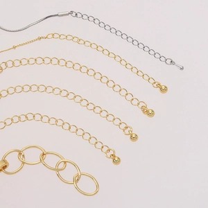 Catene di estensione multistrato oro e argento con varie maglie e chiusure a moschettone