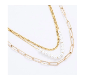 Dettaglio della collana a tre strati con perle bianche e maglie a graffetta dorate