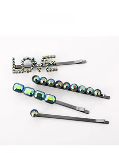 Détail de lot de 4 barrettes LOVE en cristal aurore sur base en métal noir