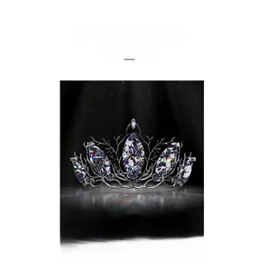 Détail d'un diadème argenté avec strass marquise et design élégant en perles