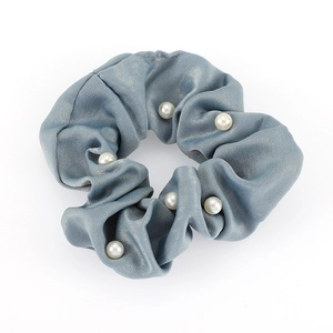 Chouchou en satin bleu Morandi avec perles blanches pour une queue de cheval haute élasticité
