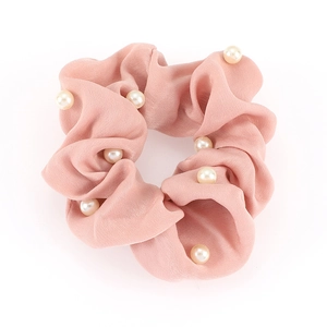 Chouchou élégant en satin rose poudré avec perles fantaisie sur fond blanc
