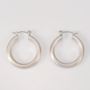 Boucles d'oreilles créoles épaisses argentées au fini brossé mat et fermoir charnière