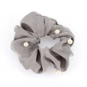 Chouchou élégant en satin gris avec perles blanches et tissu plissé élastique doux