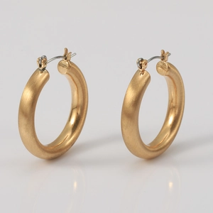 Boucles d'oreilles créoles dorées épaisses avec texture en métal brossé