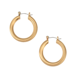 Boucles d'oreilles créoles dorées en métal brossé avec une finition mate minimaliste