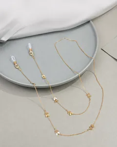 Detail van een gouden ketting met kreeftensluiting en siliconen lussen voor brillen
