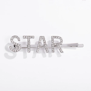 Nahaufnahme der silbernen STAR Buchstaben Haarklammer mit glitzernden Strasssteinen