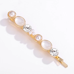 Eleganter goldener Haarclip mit Perlen und funkelnden Kristallen auf minimalistischer Basis