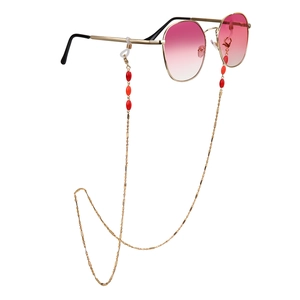 Lunettes de soleil dégradées roses avec chaîne dorée et perles rouges et oranges