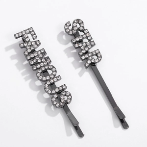 Détail de l'ensemble de barrettes FAMOUS et STAR avec strass blancs scintillants