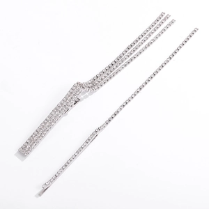 Coffret de barrettes argentées avec chaîne à pampilles et design en cristal minimaliste