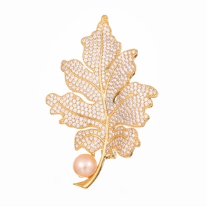 Brosche in Blattform aus Gold mit funkelnden Kristallen und runder rosa Perle