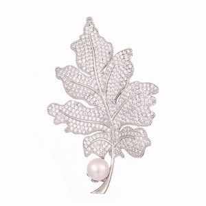 Eleganter vergoldeter Blatt-Anstecknadel mit weißen Zirkonia und einer rosa Perle