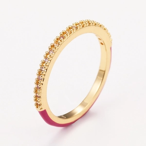 Vergoldetes Ring-Set mit rosa Emaille und funkelnden Zirkonia-Steinen