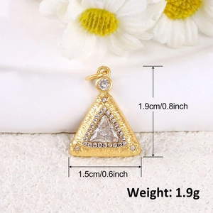 Vue détaillée de la boucle d'oreille triangle en cuivre avec zircon et gravure d'étoile