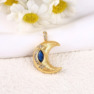 Pendentif croissant de lune doré avec pierre bleue marquise et détails étoilés