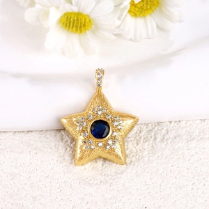 Pendentif étoile doré élégant avec pierre bleue et accents de zircon blanc brillant