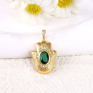 Pendentif main de fatma doré avec pierre précieuse verte et zircons étincelants