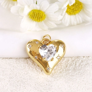 Détail du pendentif en forme de cœur plaqué or avec une pierre précieuse de zircon