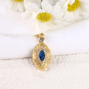 Pendentif œil en plaqué or rétro avec zircon bleu et texture rayons de soleil en macro