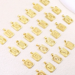Conjunto de colgantes rectangulares dorados con letras A-Z y diseño en relieve texturizado