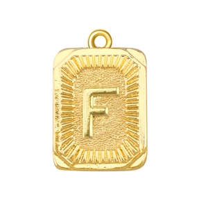 Colgante rectangular bañado en oro con letra F y borde grabado en relieve radial