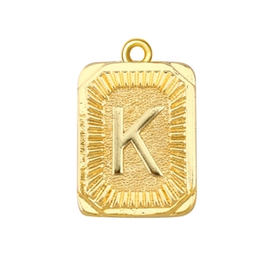 Colgante rectangular minimalista chapado en oro con la letra K y superficie texturizada