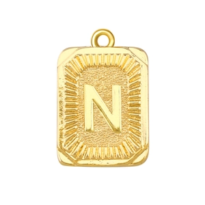 Colgante cuadrado dorado con letra N en relieve y acabado martillado para collares