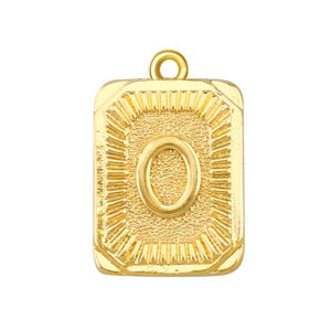 Primer plano del colgante rectangular bañado en oro con letra O en relieve y textura de rayos