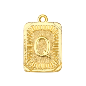 Detalle del colgante cuadrado chapado en oro con textura radiante y letra Q en relieve 3D
