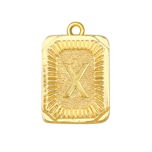 Detalle de colgante rectangular bañado en oro 18k con letra X en relieve y textura solar