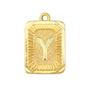 Detalle de colgante cuadrado bañado en oro con letra Y en relieve y motivos de líneas