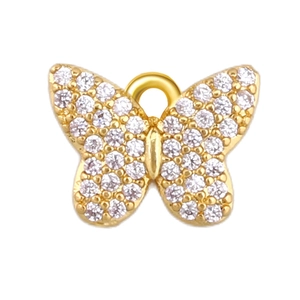 Detail van een holle vlinder hanger in goud met sprankelende zirkonia steentjes