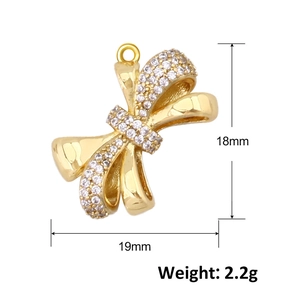 Macro-detail van een 19mm gouden strikhanger met fonkelende zirconen en afmetingen