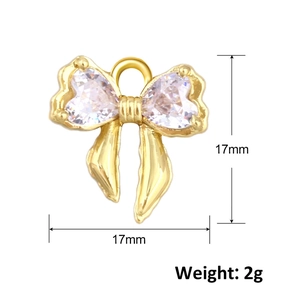 Macro-opname van vergulde strikhanger met hartvormige zirkonia, grootte 17mm x 17mm
