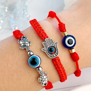 Handgemaakte rode gevlochten armbandenset met blauwe boze oog kralen en hamsa hand charms