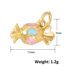 Macro detail of candy-shaped gold pendant with dimensions 11x7mm and 1.2g weight