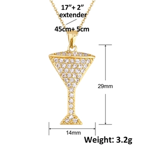 Detailansicht des Strass-Martini-Anhängers mit Größen- und Gewichtsangaben auf Weiß