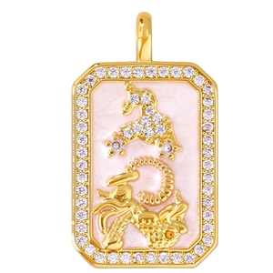 Detailansicht des Steinbock-Goldanhängers mit rosa Emaille und Mikro-Pavé-Diamanten