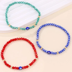 Vue détaillée de trois bracelets bohèmes en perles facettées avec breloque œil de démon