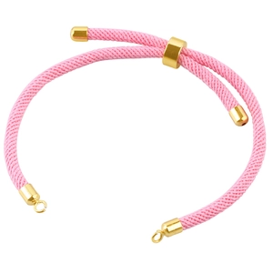 Detalle macro del cordón trenzado rosa para pulsera DIY con cierre dorado ajustable