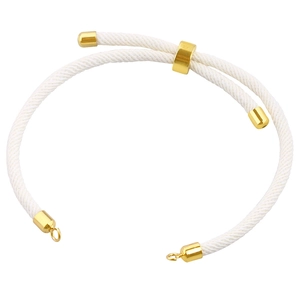 Detalle de la pulsera de cordón trenzado blanco con cierre de metal dorado ajustable