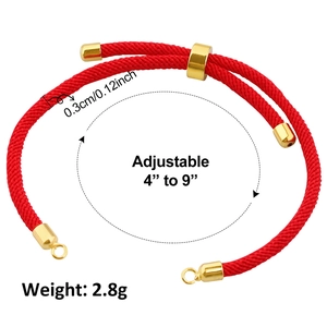 Detalle de pulsera trenzada roja con ancho de 0,3 cm y cierre ajustable de metal dorado