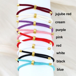Primer plano de pulseras de cordón trenzado ajustables en ocho colores vibrantes