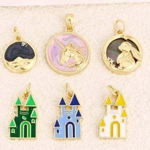Set aus sechs vergoldeten Emaille-Anhängern mit Einhorn-, Katzen-, Hasen- und Schlossmotiven
